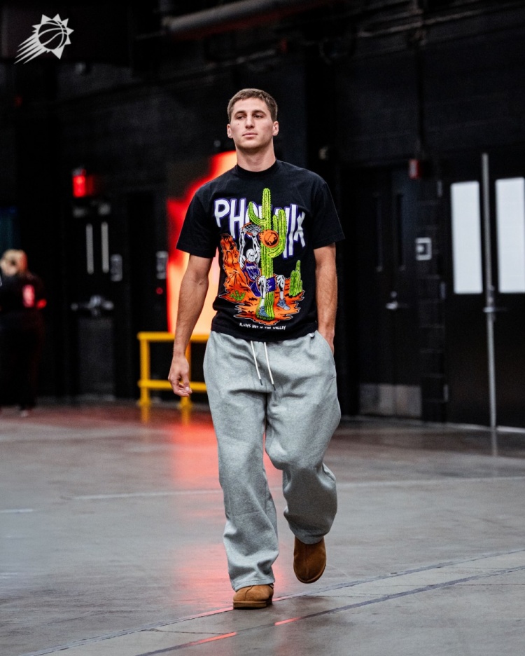 【最新公告】太阳众将入场穿搭✨：布克一身酷黑 ⭐杰伦·格林皮靴亮眼 狄龙活力⬅️橙(图5)