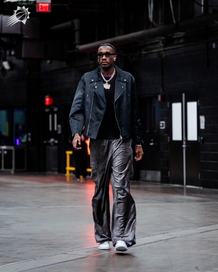 【最新公告】太阳众将入场穿搭✨：布克一身酷黑 ⭐杰伦·格林皮靴亮眼 狄龙活力⬅️橙(图1)