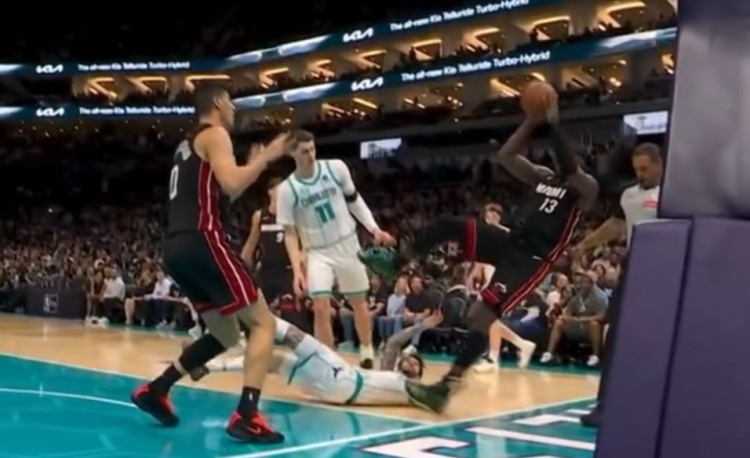 【最新赛报】哈队：三球不⭐是脏球员&虽然动作像WWE 问题是