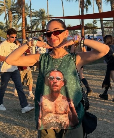 【赛事播报】潮流风！穆里尼奥女儿亮相加州音乐节，穿搭配饰引发讨论(图2)