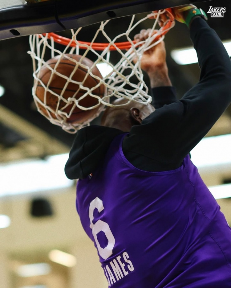 [今日快讯]认真备战！湖人官方晒球队训练照 詹姆斯双手✨背扣