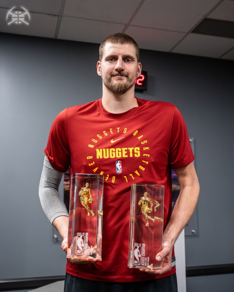 【热门资讯】大王的双王!掘金晒约基奇领取助攻王&篮板王奖杯照 【热门资讯】大王的双王!掘金晒约基奇领取助攻王&篮板王奖杯照