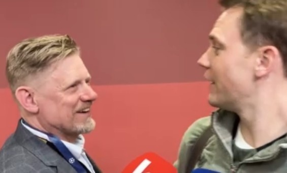 【体育世界】开场送大礼！舒梅切尔和诺伊尔开玩笑：你想让比赛变