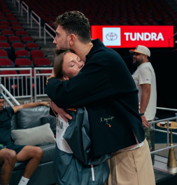 【球迷看点】季后赛即将来袭！申京女友晒照秀恩爱：本赛季我的精