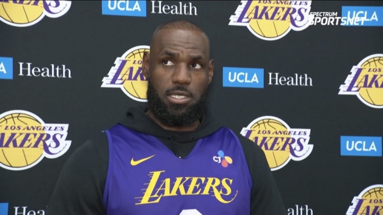 [体育头条]詹姆斯：我们拥有的只有当下 我很满意目前为止的备