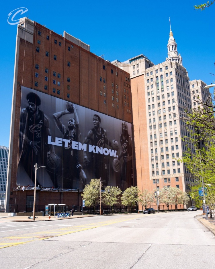 【体育焦点】骑士主✌️场附⚾近悬挂全新巨幅海报 阿伦莫布里米切尔哈登四巨头亮相