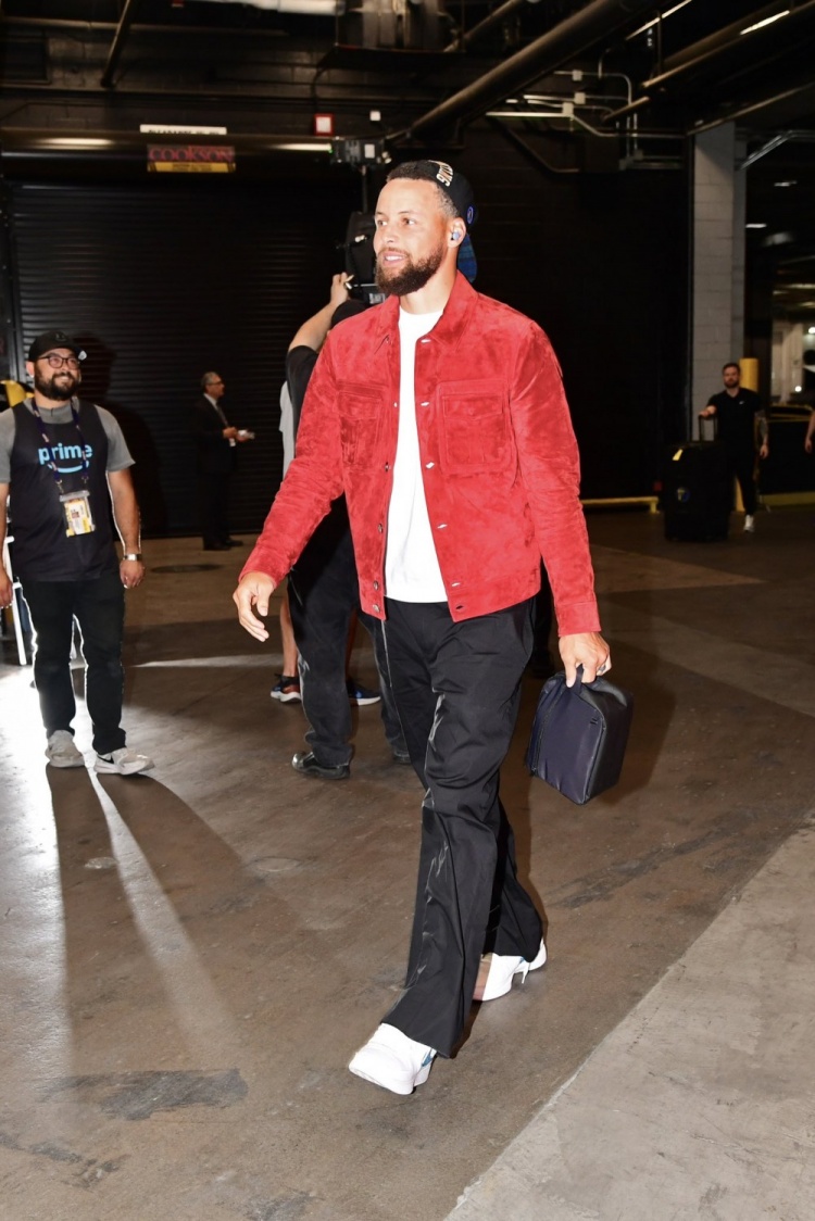 [进展通报]致敬对手！生死战面对太阳 库里上脚“奥运系列”配