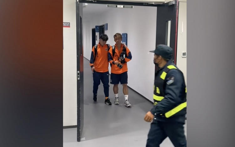 记者：“青岛德比”最后时刻受伤，邝兆镭赛后步履蹒跚