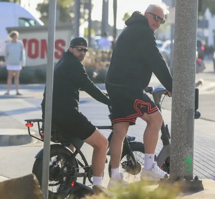 【即时资讯】都能骑车了？《纽约邮报》独家发布东契奇现身洛杉矶街✌️头照片(图2)