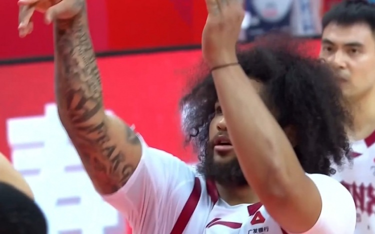 身体真滴壮！戴申·尼克斯迎山西首秀 半场拿7分2板3助&罚球6中2