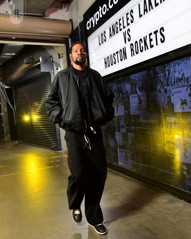 【体育热讯】⭐火箭众将入场穿搭：杜兰特&谢泼德一席黑衣 小贾