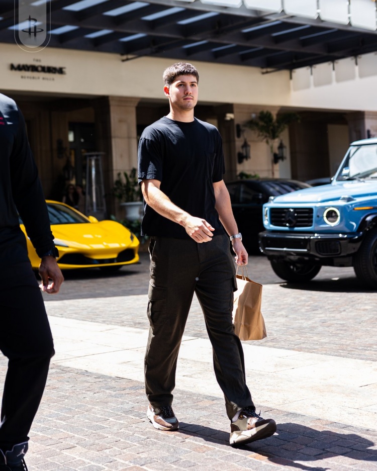 【体育热讯】⭐火箭众将入场穿搭：杜兰特&谢泼德一席黑衣 小贾巴里迷彩阔腿裤(图2)