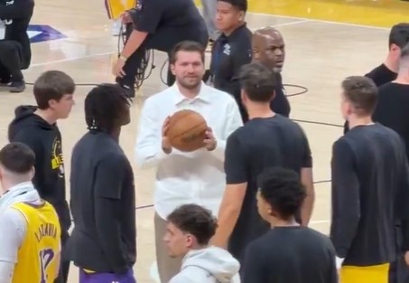 身穿白衬的东契奇在暂停时向队友要球拍一拍 ESPN：他想打球