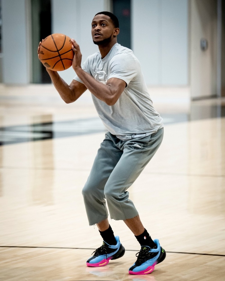 [马刺]福克斯上脚最新签名鞋Fox 3！库里品牌Logo已被