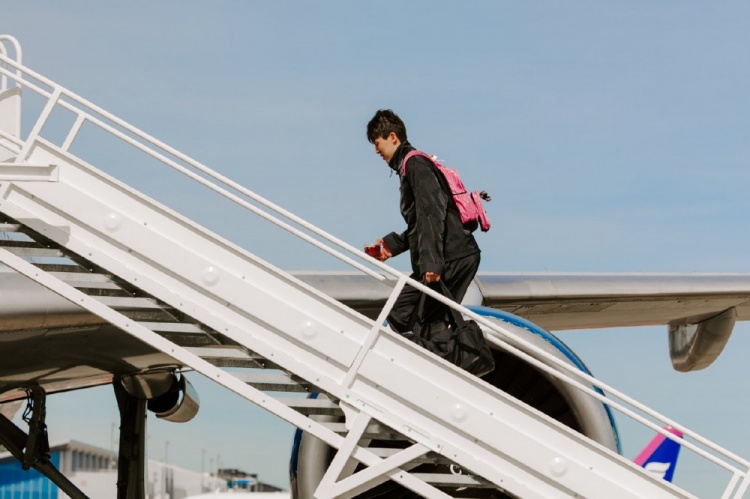 【每日资讯】全新体验！开拓者登机照 杨瀚森背着粉色书包 开✌