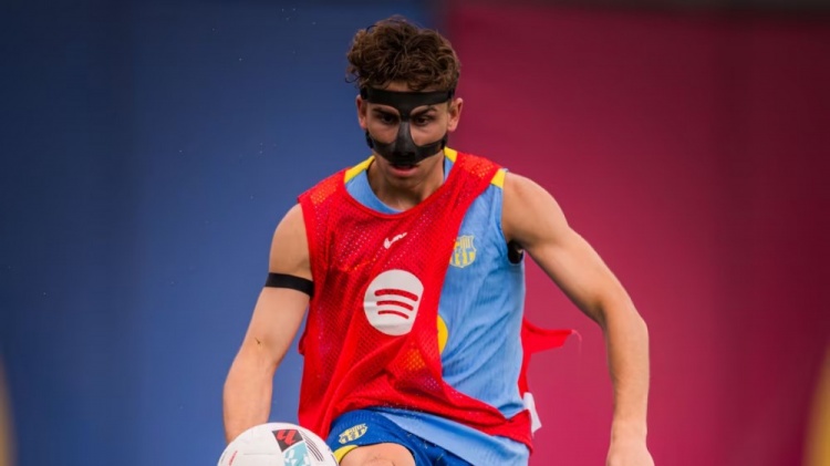 【赛事追踪】阿斯：费尔明戴着面具重返巴萨训练，此前停训➡️数日以防伤口感染(图1)