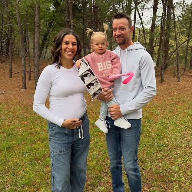 恭喜！邮报：43岁美国女足传奇卡莉·劳埃德与丈夫宣布再次怀孕