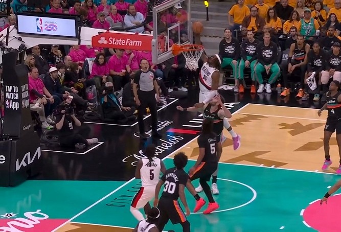 空中轰炸！霍勒迪再送助攻 罗威一飞冲天单臂空接扣进