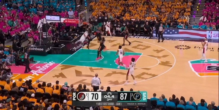 这球太帅了！格兰特强突顶着马刺三人 双手滑翔+折叠暴扣！