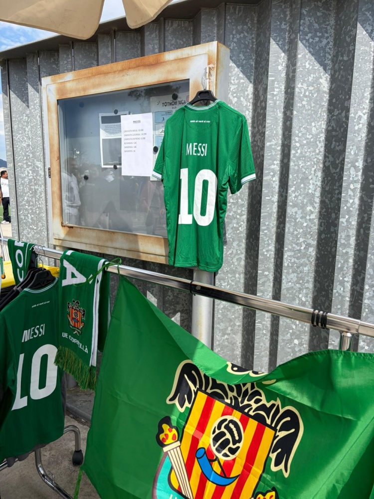 【焦点新闻】每体：科内利亚已开始出售梅西周边商✨品，⚽包括⭐