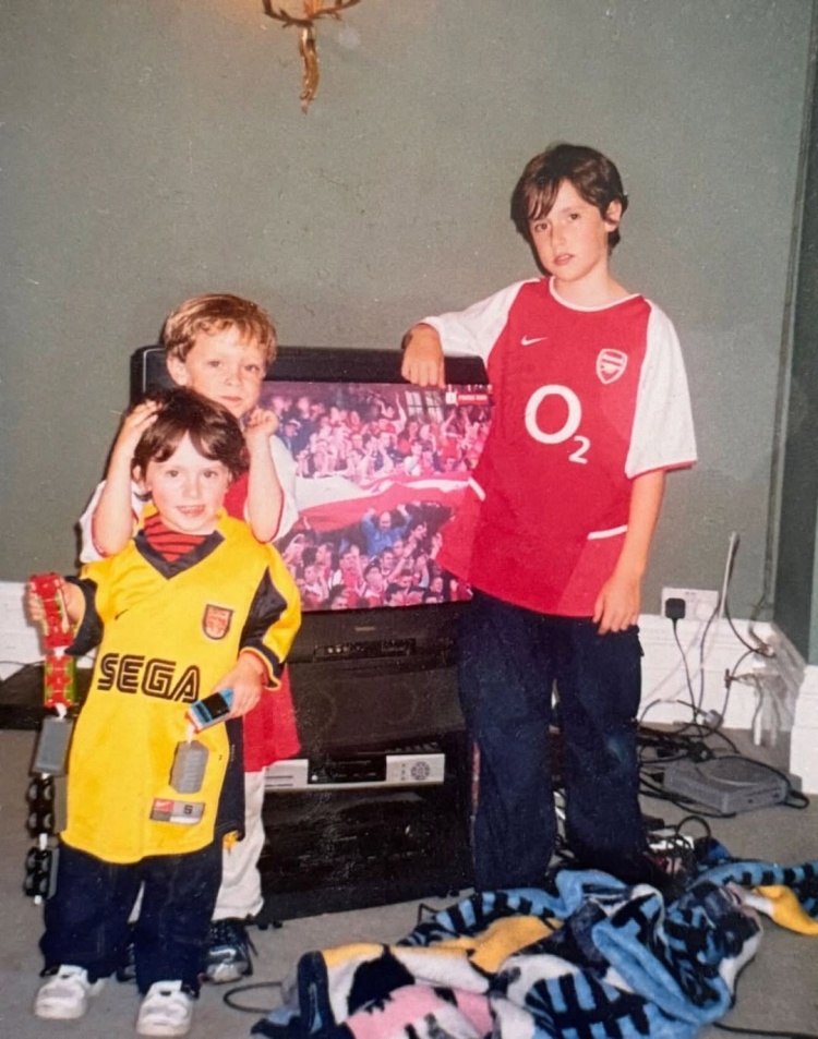 【今日上新】摩根晒父子对比照：22年，三个孩子长大，阿森纳仍