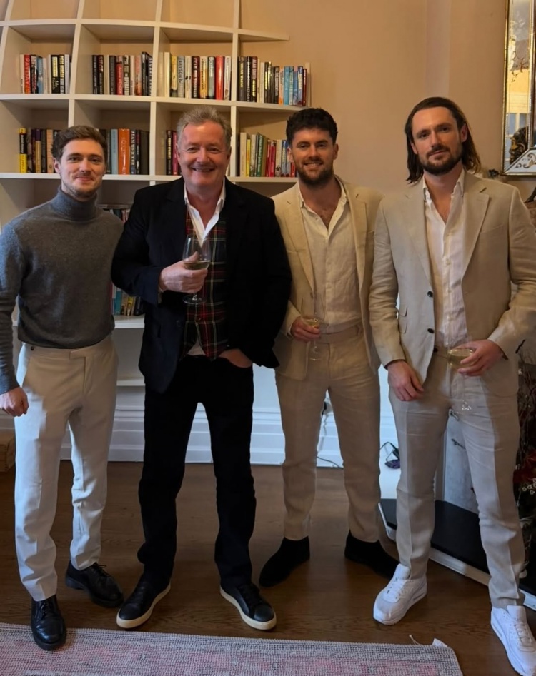 【最新消息】摩根晒父子⬇️对比照：22年，三个孩子长大，阿森纳仍在苦等一个冠军(图2)