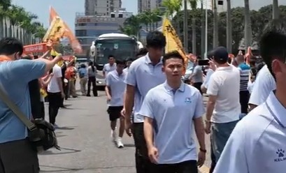 闽超首战完胜福州！厦门队球员和教练凯旋，受到球迷热烈欢迎