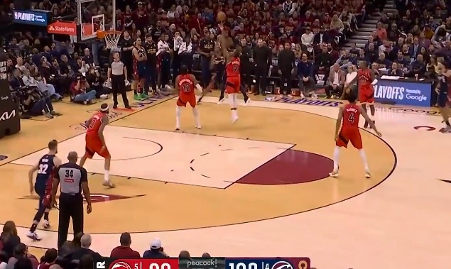 [赛场播报]没悬念了吧？米切尔造⬇️进攻犯规&抛✨投打停猛龙 猛龙主帅暴怒(图3)