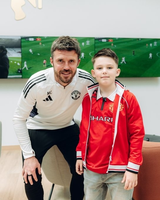 梦想成真！8岁曼联小球迷造访球队基地，得到专属球衣