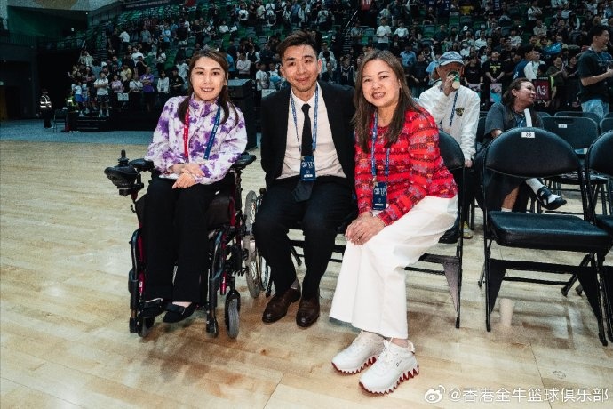 【特别关注】香港金牛夺冠之夜图集③｜⬆️感谢到场的✌️嘉宾和➡️球迷(图2)