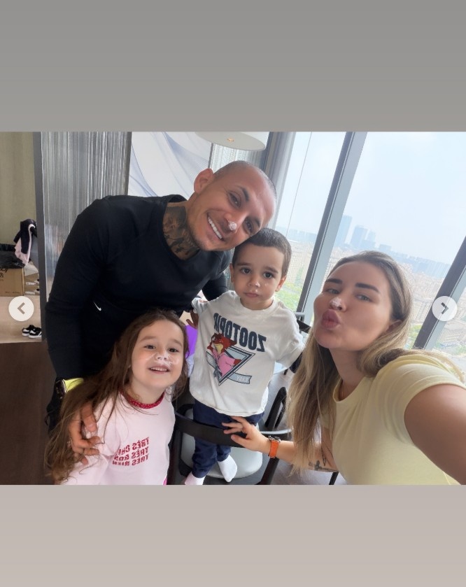 一家四口很幸福！米特里策妻子晒动态，米特里策和孩子为她庆生