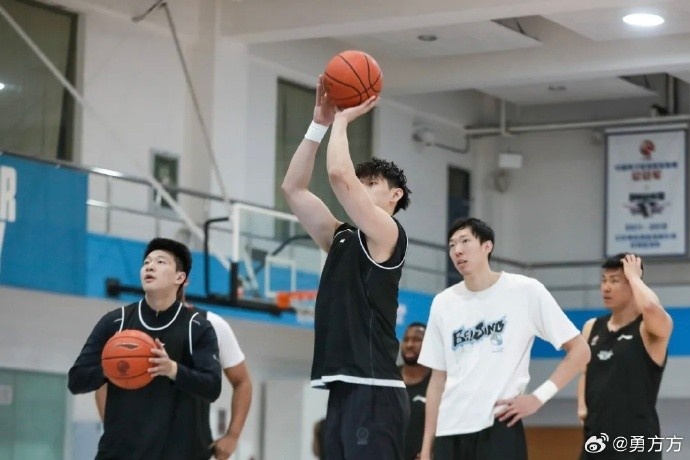 【好看推荐】记者：曾凡博已经参加球队合练 他将争取在对阵吉林