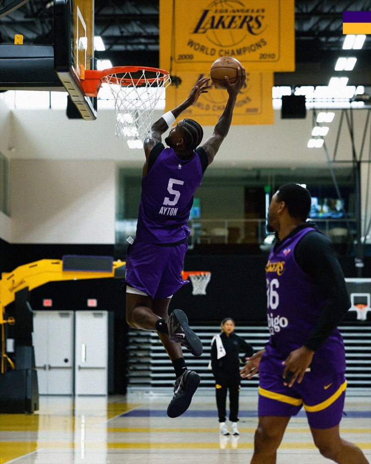 [体育风云]出征客场前最后一⚾练！湖❗人官推晒球队训⬆️练照：专注于细节(图6)