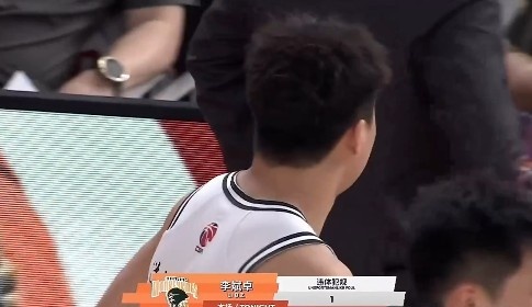 摔得挺狠！于米提反击上篮被撞失衡摔地上 李斌卓被吹违体犯规