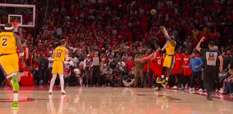 [体坛头条]12秒怎么⚽丢6分？❕火箭小贾+谢泼德连续失误 詹姆➡️斯大心脏三分绝平(图3)