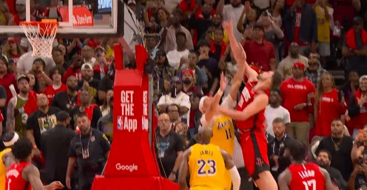 [体坛头条]12秒怎么⚽丢6分？❕火箭小贾+谢泼德连续失误 詹姆➡️斯大心脏三分绝平(图4)