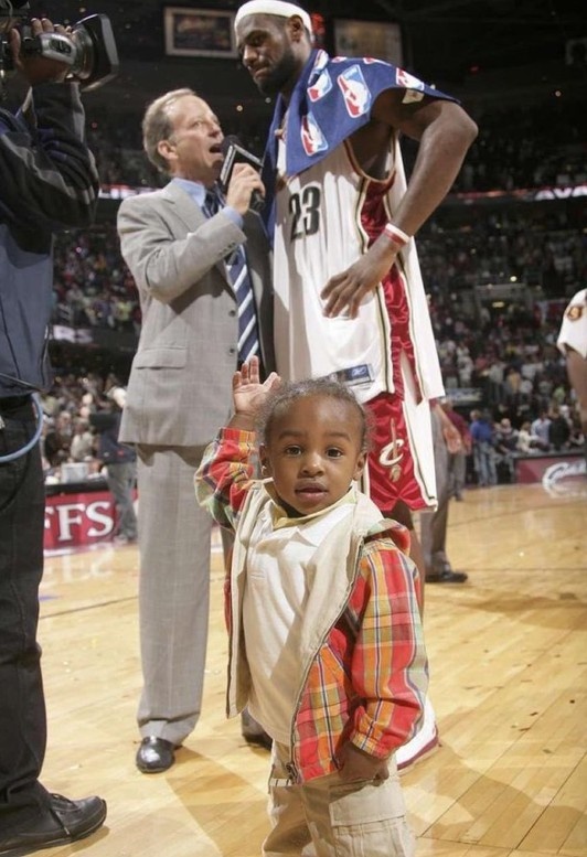 [最新赛报]美媒晒20年前的詹姆斯+布朗尼：20年后 詹姆斯