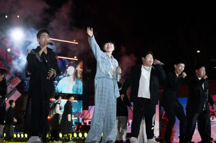 对阵山东泰山比赛赛前，有海狮表演+烟台梦想合唱团暖场等活动