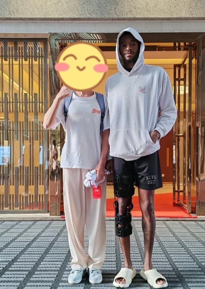 【体坛热评】因伤赛季报销！球迷晒与萨姆纳的合照 后者的膝盖上