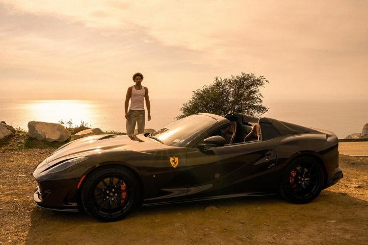 【体育焦点】速度与激情！本❗·西⬇️蒙斯的日常生活 晒法拉利