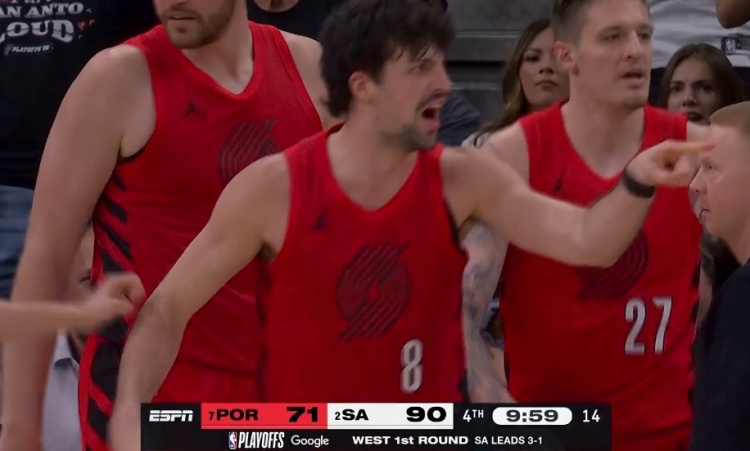 [推荐]被激怒了！阿夫迪亚遭福克斯犯规推翻 暴起要说法被拉开