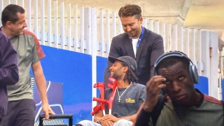 [体育消息]格纳布里坐轮椅赴巴黎观战，孔帕尼、埃贝尔、胡梅尔斯称赞(图1)