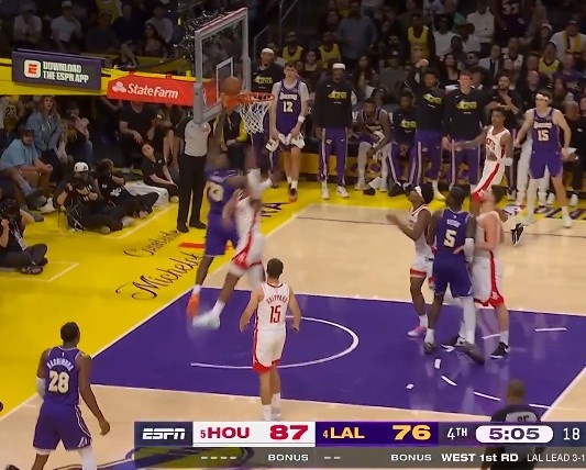 【球场观察】掩护很✨扎实！艾顿稳稳挡住防守 詹姆斯中路突击上