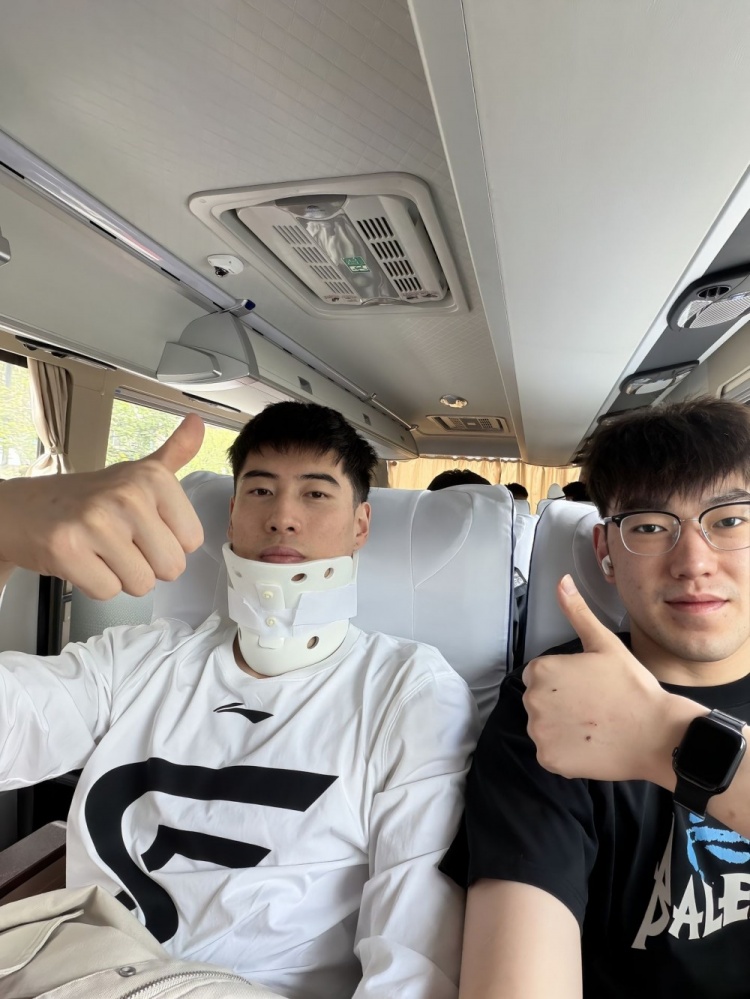 【每日资讯】没有大碍！程帅澎➡️社媒晒戴护颈照：一切⬅️都好⬆️(图1)