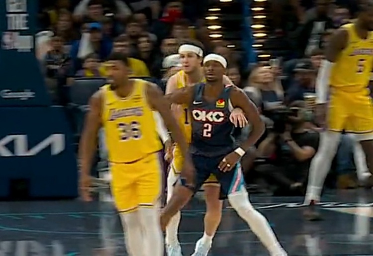 杨健：虽然里夫斯先抱亚历山大 但后者反关节这下超出了NBA的极限
