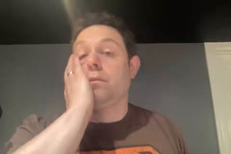 【赛场速递】骑记：阿特⭐金森在板凳席上睡着了吧 被连追十几分不叫暂停不❕换人(图2)