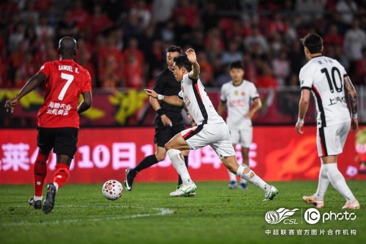 上海海港队2比3负于辽宁铁人楠波湾队