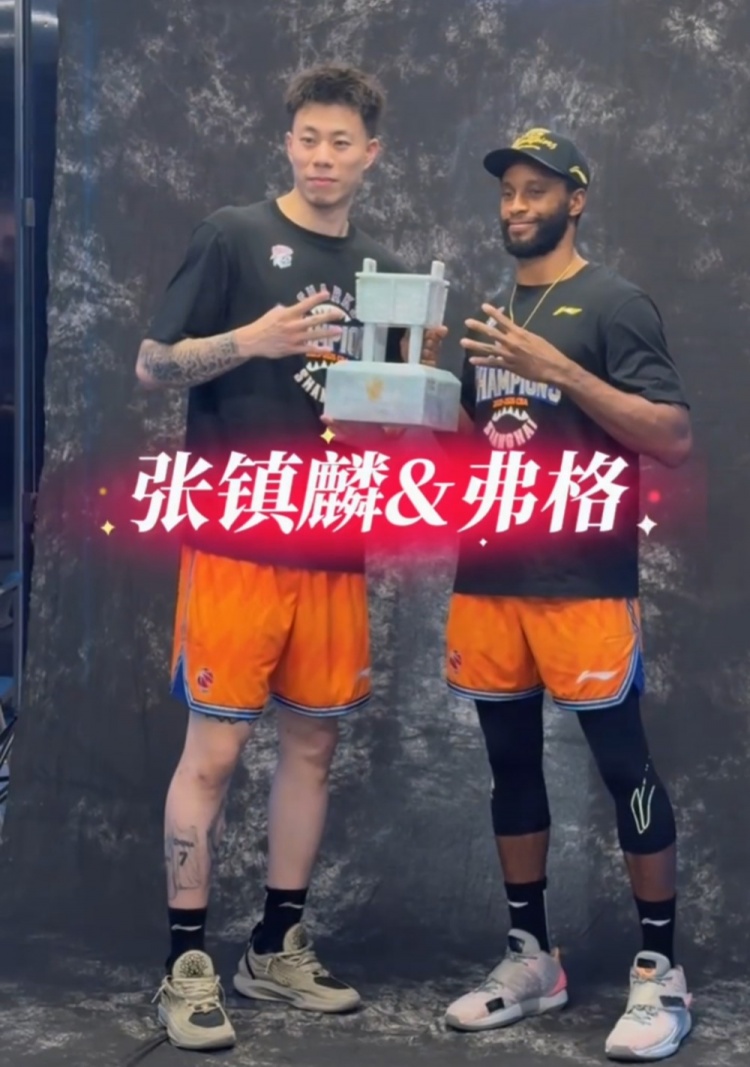 [篮球]霸气凡尔赛！摄影师让比1 张镇麟弗格默默伸出4根手指