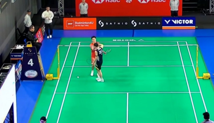 胡哲安2-1逆转王子维，晋级男单八强，下轮将对阵吴英伦