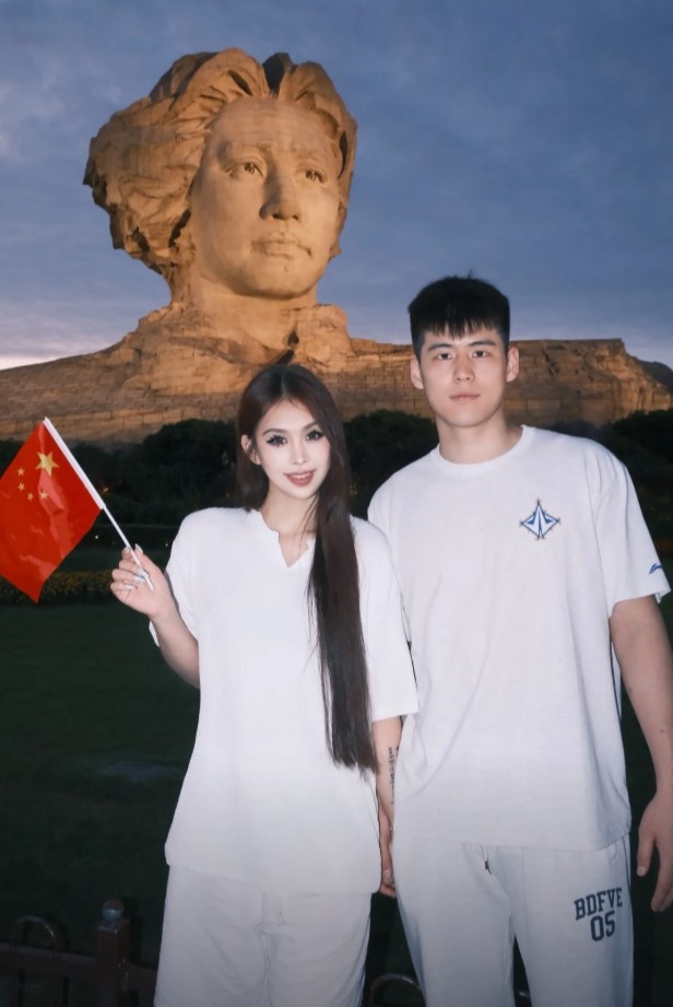 【体育微观察】陈家政女友晒合照：湘江北去 橘子洲头 看万山红遍 国泰民安